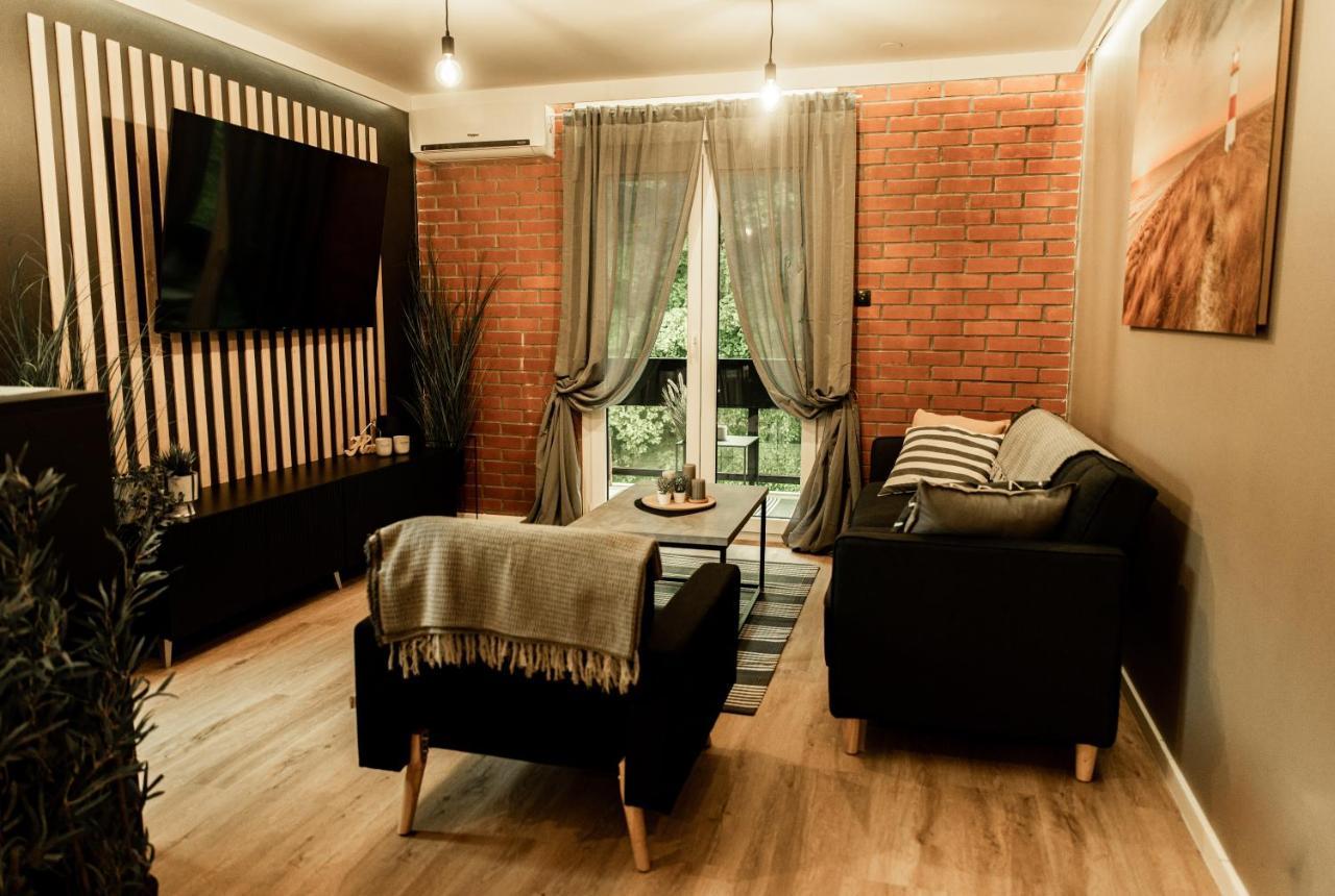 Apartment Black Velvet *